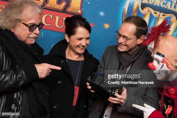 Circus director Bernhard Paul, the Mayor of Berlin, Michael Mueller; his wife Claudia and a clown attend the 14th Roncalli Christmas at Tempodrom on...