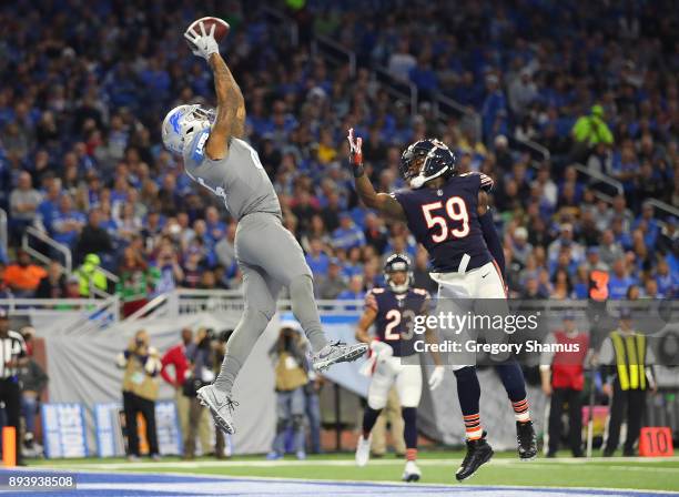 Detroit Lions tight end Eric Ebron catches a touchdown pass over Chicago Bears inside linebacker Danny Trevathan during the third quarter at Ford...