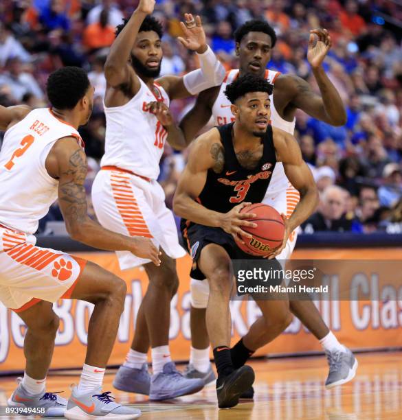 Florida's Jalen Hudson looks to pass against Clemson during the Orange Bowl Basketball Classic at the BB&T Center in Sunrise, Fla., on Saturday, Dec....