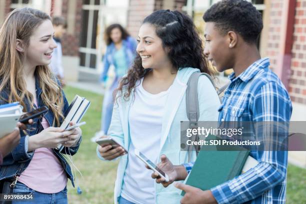 männliche und weibliche high-school-studenten auf dem campus - male teen tablet stock-fotos und bilder