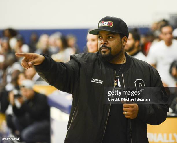 Ice Cube coaching during Baron Davis hosts Black Santa Celebrity Basketball Fundraiser on December 16, 2017 in Santa Monica, California.