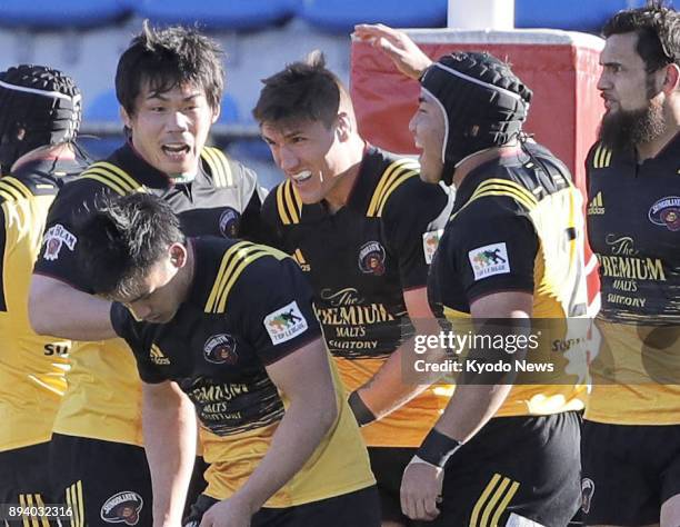 Sean McMahon of Suntory Sungoliath celebrates with his teammates after scoring a try during the first half of a Top League game against Kobe Kobelco...