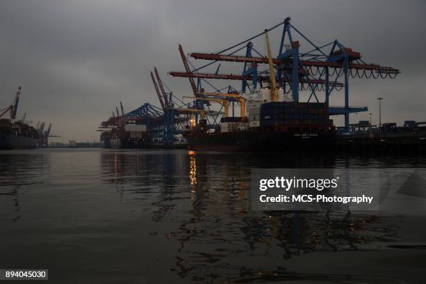 containerterminals im hamburger hafen - hamburger hafen stock-fotos und bilder