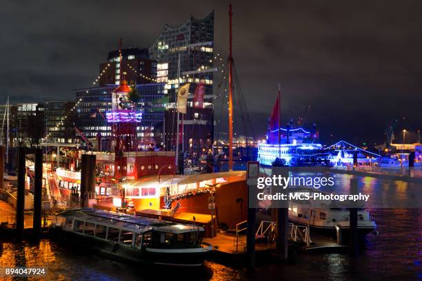 versand piers und elbphilharmonie beleuchtet nachts - hamburger hafen stock-fotos und bilder