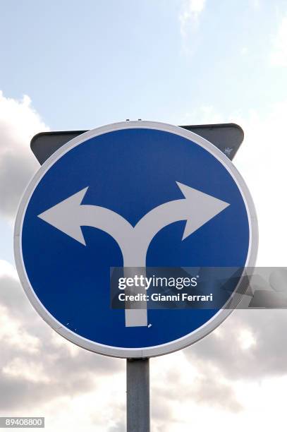 Two Way Traffic Signal Fotografías e imágenes de stock - Getty Images