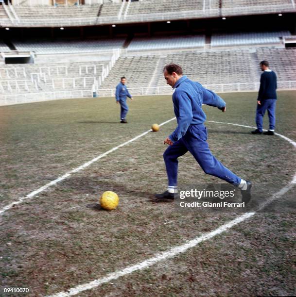 The soccer player Alfredo Di Stefano during a training in Santiago Bernabeu Stadium, Madrid .