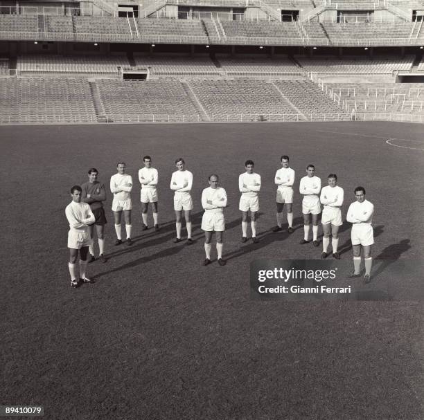 The soccer player Alfredo Di Stefano posses with all the team in 1963. Santiago Bernabeu, Madrid .