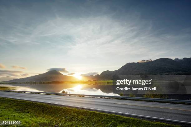 empty road with background sunset and mountains, norway - condado de nordland fotografías e imágenes de stock