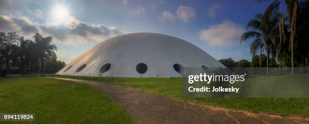 the oca museum, designed by oscar niemeyer, in ibirapuera park, sao paulo - oca do ibirapuera stock pictures, royalty-free photos & images