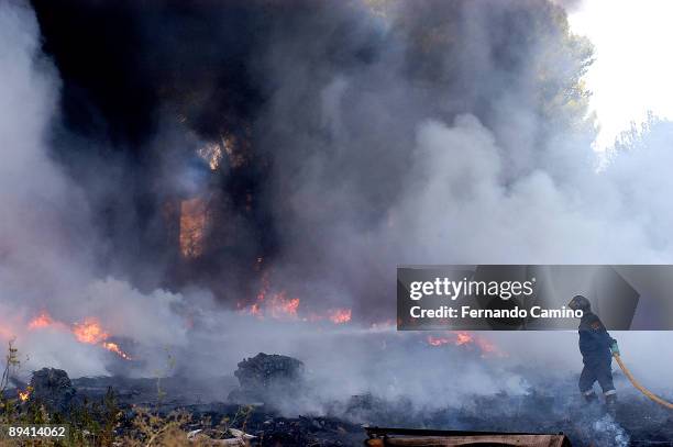Guadalajara. A fire in the old fabric Switzerland and spanish. People who live there protest because they live with rubbish and mouse.