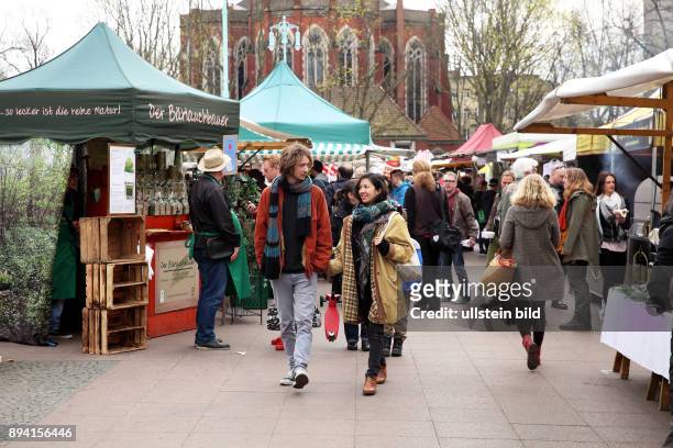 Berlin - Schöneberg : Zahlreiche Marktbesucher bummeln über den Wochenmarkt auf dem Winterfeldtplatz. Eine große Anzahl von Händlern haben ihre...