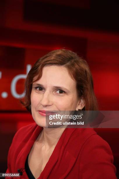 Katja Kipping in der ARD-Talkshow hart aber fair am in Berlin Thema der Sendung: Merkels Zwischenbilanz - Kanzlerin der leeren Hände?