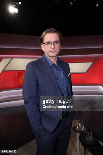 Claus Strunz in der ARD-Talkshow maischberger am in Berlin Thema der Sendung: Rechter Haken für Merkel - Kann sie ihre Politik noch durchsetzen?