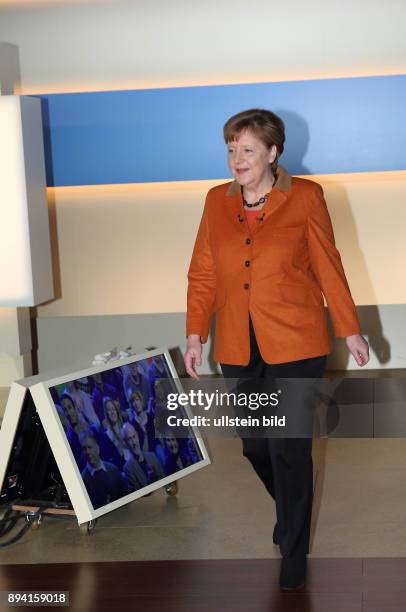 Dr. Angela Merkel in der ARD-Talkshow ANNE WILL am in Berlin Thema der Sendung: Deutschland gespalten, in Europa isoliert - Wann steuern Sie um, Frau...