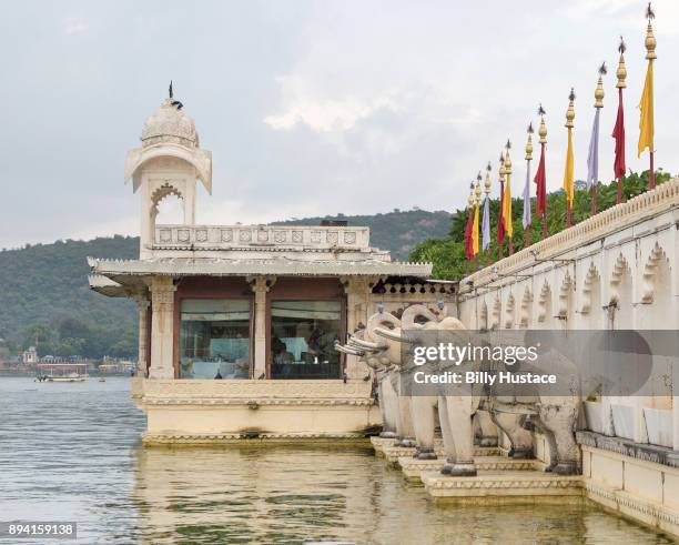 jag mandir (lake garden palace) is a palace constructed on an island on lake pichola in udaipur, state of rajasthan, india. - udaipur palace stock-fotos und bilder