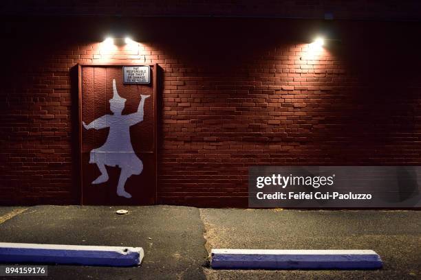 night light and painted wall at cheyenne, wyoming, usa - laramie stock-fotos und bilder