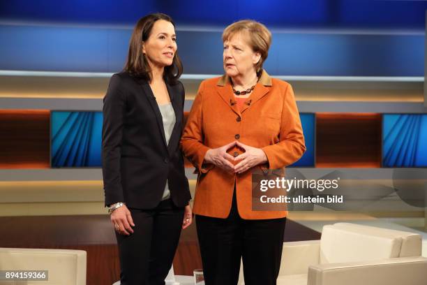 Anne Will mit Dr. Angela Merkel in der ARD-Talkshow ANNE WILL am in Berlin Thema der Sendung: Deutschland gespalten, in Europa isoliert - Wann...