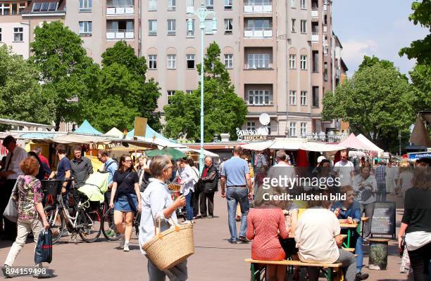 Berlin - Schöneberg : Marktbesucher bummeln über den Wochenmarkt auf dem Winterfeldtplatz. Zahlreiche Händler haben ihre Marktstände aufgebaut und...