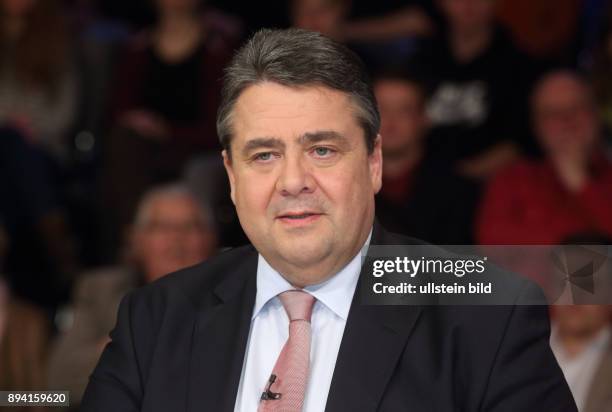 Sigmar Gabriel in der ZDF-Talkshow maybrit illner am in Berlin Thema der Sendung: Koalition der Wenigen - Wer steht noch zu Merkel?