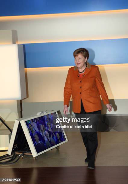 Dr. Angela Merkel in der ARD-Talkshow ANNE WILL am in Berlin Thema der Sendung: Deutschland gespalten, in Europa isoliert - Wann steuern Sie um, Frau...