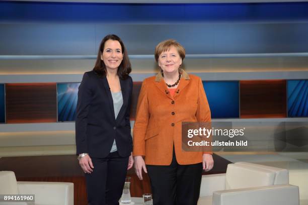 Anne Will mit Dr. Angela Merkel in der ARD-Talkshow ANNE WILL am in Berlin Thema der Sendung: Deutschland gespalten, in Europa isoliert - Wann...