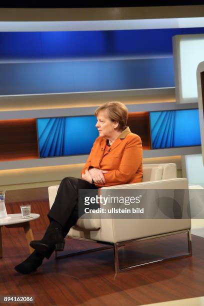 Dr. Angela Merkel in der ARD-Talkshow ANNE WILL am in Berlin Thema der Sendung: Deutschland gespalten, in Europa isoliert - Wann steuern Sie um, Frau...
