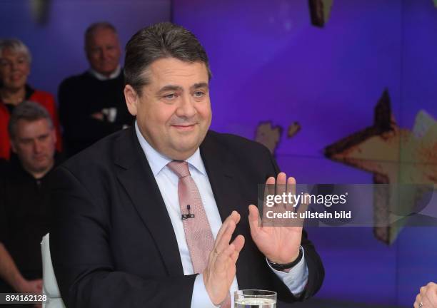 Sigmar Gabriel in der ZDF-Talkshow maybrit illner am in Berlin Thema der Sendung: Koalition der Wenigen - Wer steht noch zu Merkel?