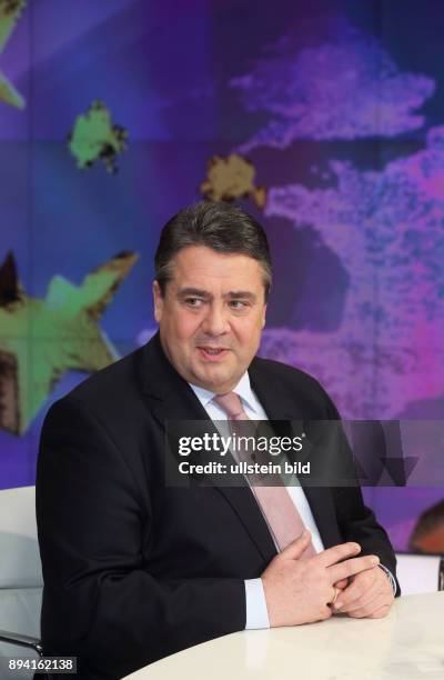 Sigmar Gabriel in der ZDF-Talkshow maybrit illner am in Berlin Thema der Sendung: Koalition der Wenigen - Wer steht noch zu Merkel?