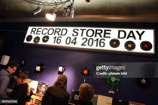 Berlin - Schöneberg : DODO BEACH - der Schallplattenladen in Berlin Schöneberg. Zahlreiche Kunden und Vinyl-Sammler haben sich am RECORD STORE DAY...