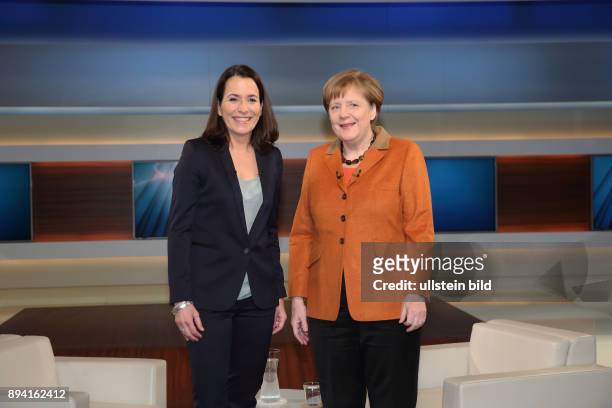 Anne Will mit Dr. Angela Merkel in der ARD-Talkshow ANNE WILL am in Berlin Thema der Sendung: Deutschland gespalten, in Europa isoliert - Wann...