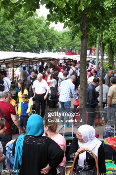 Berlin - Schöneberg : Crellemarkt - Wochenmarkt mit überwiegend türkischen Händlern in der Crellestraße. Der Markt findet wöchentlich jeweils am...