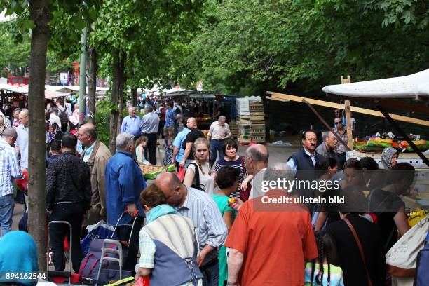 Berlin - Schöneberg : Crellemarkt - Wochenmarkt mit überwiegend türkischen Händlern in der Crellestraße. Der Markt findet wöchentlich jeweils am...