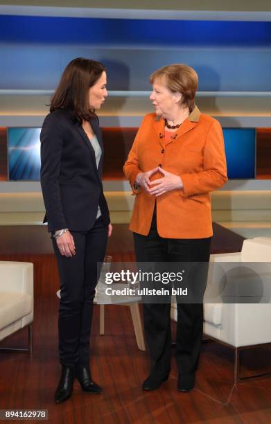 Anne Will mit Dr. Angela Merkel in der ARD-Talkshow ANNE WILL am in Berlin Thema der Sendung: Deutschland gespalten, in Europa isoliert - Wann...