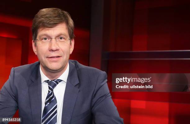 Christoph Schwennicke in der ARD-Talkshow hart aber fair am in Berlin Thema der Sendung: Die Wut-Wahl - Verliert Deutschland die politische Mitte?