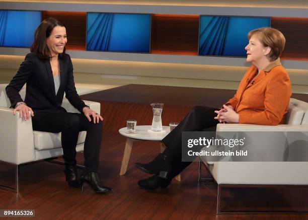 Anne Will mit Dr. Angela Merkel in der ARD-Talkshow ANNE WILL am in Berlin Thema der Sendung: Deutschland gespalten, in Europa isoliert - Wann...