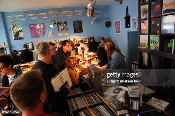 Berlin - Schöneberg : DODO BEACH - der Schallplattenladen in Berlin Schöneberg. Zahlreiche Kunden und Vinyl-Sammler haben sich am RECORD STORE DAY...