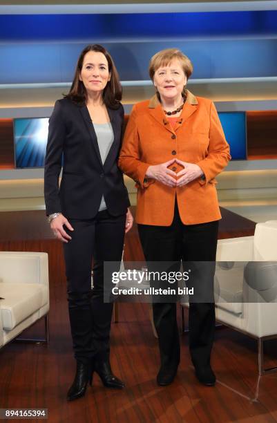 Anne Will mit Dr. Angela Merkel in der ARD-Talkshow ANNE WILL am in Berlin Thema der Sendung: Deutschland gespalten, in Europa isoliert - Wann...