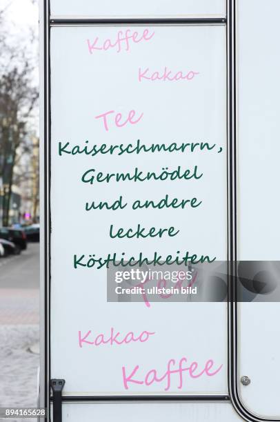 Berlin : Warenangebot auf dem Wochenmarkt am Karl-August-Platz. Werbung an einem Verkaufswagen: Kaffee - Kakao - Tee - Kaiserschmarrn, Germknödel und...