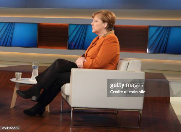 Dr. Angela Merkel in der ARD-Talkshow ANNE WILL am in Berlin Thema der Sendung: Deutschland gespalten, in Europa isoliert - Wann steuern Sie um, Frau...