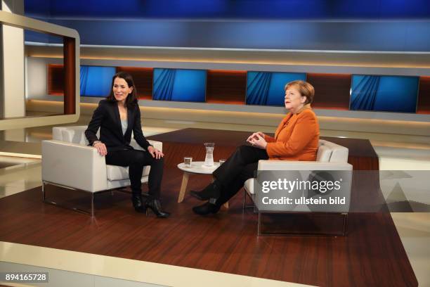 Anne Will mit Dr. Angela Merkel in der ARD-Talkshow ANNE WILL am in Berlin Thema der Sendung: Deutschland gespalten, in Europa isoliert - Wann...