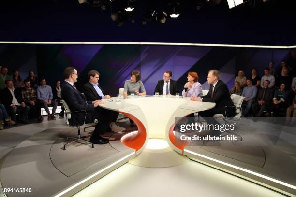 Jens Spahn , Dr. Ralf Stegner , Maybrit Illner , Dr. Andreas Hollstein , Dr. Rita Knobel-Ulrich und Prof. Dr. Clemens Fuest in der ZDF-Talkshow...