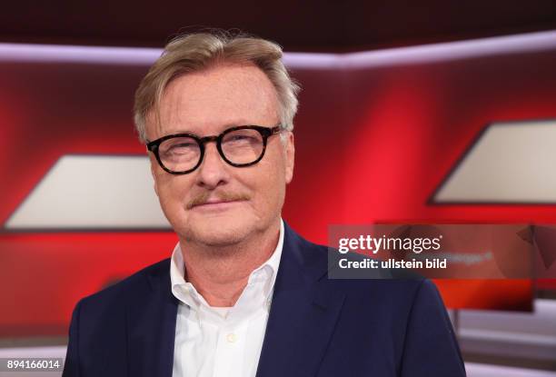 Hans-Ulrich Jörges in der ARD-Talkshow maischberger am in Berlin Thema der Sendung: Rechter Haken für Merkel - Kann sie ihre Politik noch durchsetzen?