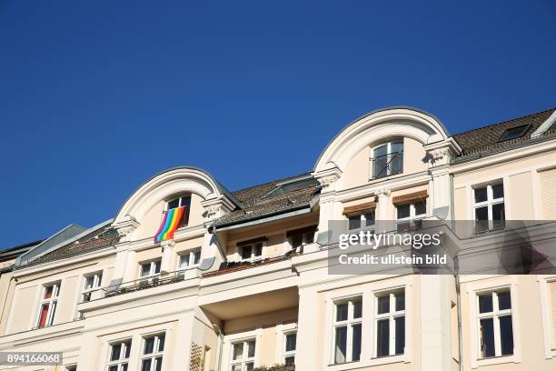 Berlin : Regenbogenfahne am an einer Hausfassade. Die Regenbogenfahne entwarf 1978 der amerikanische Künstler Gilbert Baker. Sie soll ein Symbol für...