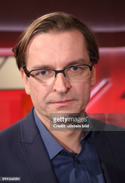 Claus Strunz in der ARD-Talkshow maischberger am in Berlin Thema der Sendung: Rechter Haken für Merkel - Kann sie ihre Politik noch durchsetzen?
