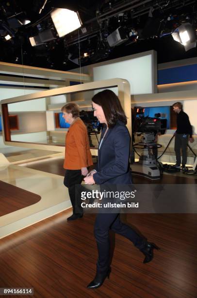 Dr. Angela Merkel mit Anne Will in der ARD-Talkshow ANNE WILL am in Berlin Thema der Sendung: Deutschland gespalten, in Europa isoliert - Wann...