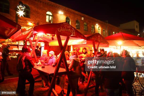 Berlin-Pankow : Lucia-Weihnachtsmarkt auf dem Gelände der Kulturbrauerei in Prenzlauer Berg. Zahlreiche Händler, Kunsthandwerker und Künstler sorgen...