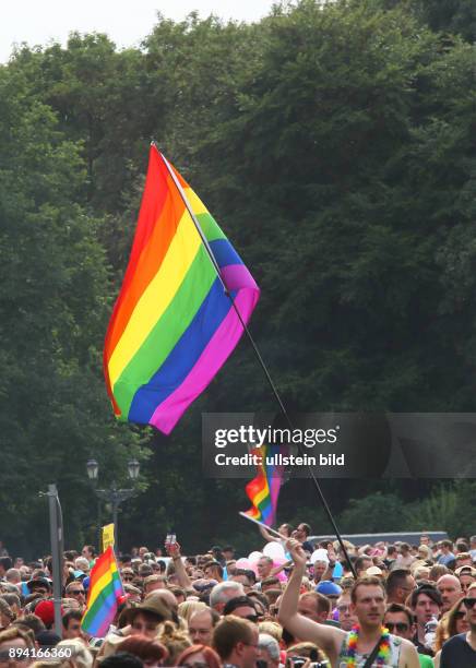 Berlin - CHRISTOPHER STREET DAY 2016 - MOTTO: DANKE FÜR NIX / THANKS FOR NOTHING Mal zog die bunte CSD-Parade durch die Hauptstadt. Gestartet wurde...