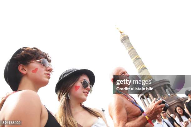 Berlin - CHRISTOPHER STREET DAY 2016 - MOTTO: DANKE FÜR NIX / THANKS FOR NOTHING Mal zog die bunte CSD-Parade durch die Hauptstadt. Gestartet wurde...