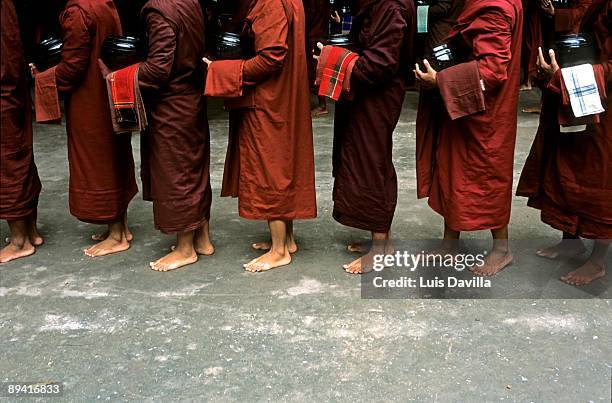 february 2006. amarapura, myanmar. burmese buddhist monks. - budismo stock-fotos und bilder