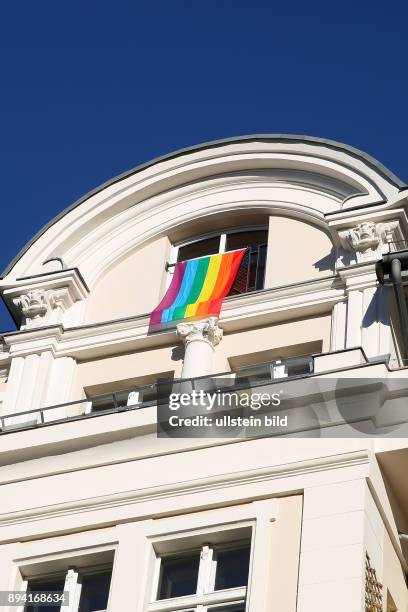 Berlin : Regenbogenfahne am an einer Hausfassade. Die Regenbogenfahne entwarf 1978 der amerikanische Künstler Gilbert Baker. Sie soll ein Symbol für...